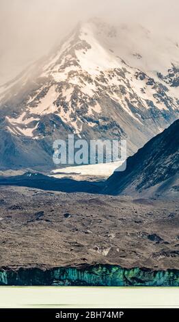 Die schneebedeckten Minarette-Gipfel mit dem Tasman Glacier, der sich in Tasman Lake, Canterbury, Neuseeland, einspeist Stockfoto