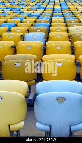 Nahaufnahme der Sitzreihen im Maracana Stadium, Heimat der brasilianischen Fußballnationalmannschaft und anderer. Stockfoto