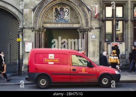 Oxford, Großbritannien - 02. März 2020: Ein roter Royal Mail Van parkte auf der Straße vor einem Postamt Stockfoto