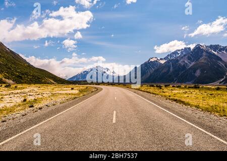 Straße, die vom Tasman River Valley, Canterbury, Neuseeland, führt Stockfoto