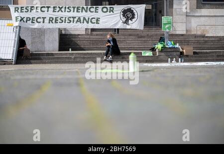 Stuttgart, Deutschland. April 2020. Vor dem Rathaus hängt während einer Kampagne ein Banner der Klimabewegung 'Fridays for Future'. In ganz Deutschland und auch in Baden-Württemberg forderte die Organisation, bemalte Plakate an Fenstern und in den Städten aufzuhängen und setzte damit den Protest unter Beachtung der Kontaktbeschränkungen fort. Quelle: Marijan Murat/dpa/Alamy Live News Stockfoto