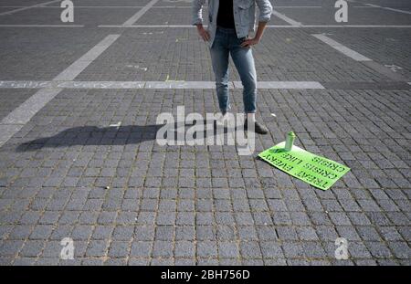 Stuttgart, Deutschland. April 2020. Ein Aktivist der Klimabewegung 'Fridays for Future' steht während einer Aktion auf dem Markt. Bundesweit und auch in Baden-Württemberg forderte die Organisation, bemalte Plakate an Fenstern und in den Städten aufzuhängen und setzte damit den Protest unter Beachtung der Kontaktbeschränkungen fort. Quelle: Marijan Murat/dpa/Alamy Live News Stockfoto