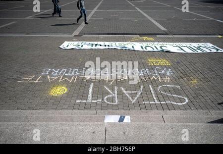 Stuttgart, Deutschland. April 2020. Im Rahmen einer Kampagne der Klimabewegung 'Fridays for Future' wird ein Banner auf dem Marktplatz platziert. In ganz Deutschland und auch in Baden-Württemberg forderte die Organisation, bemalte Plakate an Fenstern und in den Städten aufzuhängen und setzte damit den Protest unter Einhaltung der Kontaktbeschränkungen fort. Quelle: Marijan Murat/dpa/Alamy Live News Stockfoto