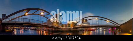 Panorama mit 2 Brücken und Elbphilharmonie Konzerthalle bei Sonnenuntergang in Hamburg Stockfoto