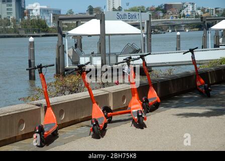 Orange Scooter parkten in Southbank. Brisbane, Queensland, Australien. Stockfoto