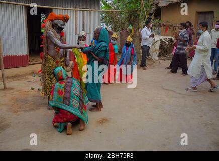 AGARTALA,TRIPURA,INDIEN,12-04-2020 : Volkskünstler führen die Rituale von Shiber Gajan durch, indem sie das Gesicht mit Tuch und Maske bedecken, während einer landesweiten, von der Regierung auferlegten Blockierung als vorbeugende Maßnahme gegen die COVID-19, in den Außenbezirken von Agartala, der Hauptstadt des nordöstlichen Bundesstaates Tripura, Indien. FOTO VON ABHISEK SAHA Stockfoto