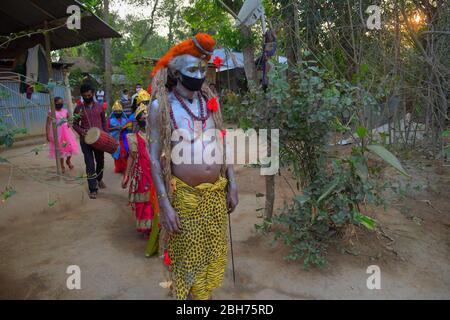 AGARTALA,TRIPURA,INDIEN,12-04-2020 : Volkskünstler führen die Rituale von Shiber Gajan durch, indem sie das Gesicht mit Tuch und Maske bedecken, während einer landesweiten, von der Regierung auferlegten Blockierung als vorbeugende Maßnahme gegen die COVID-19, in den Außenbezirken von Agartala, der Hauptstadt des nordöstlichen Bundesstaates Tripura, Indien. FOTO VON ABHISEK SAHA Stockfoto