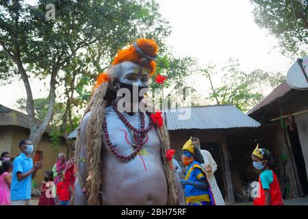 AGARTALA,TRIPURA,INDIEN,12-04-2020 : Volkskünstler führen die Rituale von Shiber Gajan durch, indem sie das Gesicht mit Tuch und Maske bedecken, während einer landesweiten, von der Regierung auferlegten Blockierung als vorbeugende Maßnahme gegen die COVID-19, in den Außenbezirken von Agartala, der Hauptstadt des nordöstlichen Bundesstaates Tripura, Indien. FOTO VON ABHISEK SAHA Stockfoto