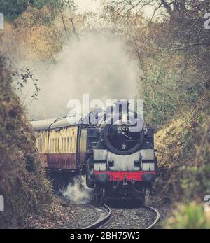 Retro, Vintage Frontansicht des Anfahrens, Puffing UK Dampfzug durch die ländliche Landschaft Worcestershire, Severn Valley Railway Heritage Line. Stockfoto