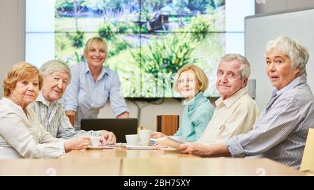 Gruppe von Senioren und Dozent in einem Erwachsenenbildungskurs an der VHS Stockfoto