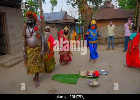 AGARTALA,TRIPURA,INDIEN,12-04-2020 : Volkskünstler führen die Rituale von Shiber Gajan durch, indem sie das Gesicht mit Tuch und Maske bedecken, während einer landesweiten, von der Regierung auferlegten Blockierung als vorbeugende Maßnahme gegen die COVID-19, in den Außenbezirken von Agartala, der Hauptstadt des nordöstlichen Bundesstaates Tripura, Indien. FOTO VON ABHISEK SAHA Stockfoto