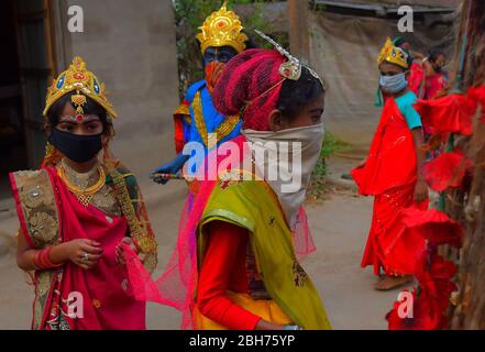AGARTALA,TRIPURA,INDIEN,12-04-2020 : Volkskünstler führen die Rituale von Shiber Gajan durch, indem sie das Gesicht mit Tuch und Maske bedecken, während einer landesweiten, von der Regierung auferlegten Blockierung als vorbeugende Maßnahme gegen die COVID-19, in den Außenbezirken von Agartala, der Hauptstadt des nordöstlichen Bundesstaates Tripura, Indien. FOTO VON ABHISEK SAHA Stockfoto
