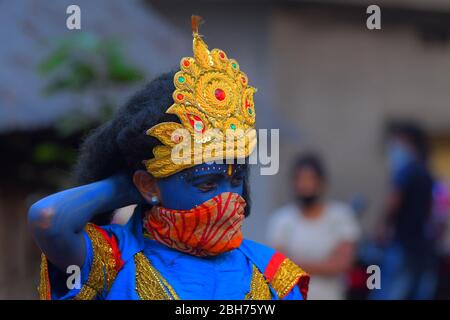 AGARTALA,TRIPURA,INDIEN,12-04-2020 : Volkskünstler führen die Rituale von Shiber Gajan durch, indem sie das Gesicht mit Tuch und Maske bedecken, während einer landesweiten, von der Regierung auferlegten Blockierung als vorbeugende Maßnahme gegen die COVID-19, in den Außenbezirken von Agartala, der Hauptstadt des nordöstlichen Bundesstaates Tripura, Indien. FOTO VON ABHISEK SAHA Stockfoto