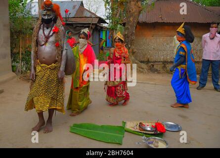 AGARTALA,TRIPURA,INDIEN,12-04-2020 : Volkskünstler führen die Rituale von Shiber Gajan durch, indem sie das Gesicht mit Tuch und Maske bedecken, während einer landesweiten, von der Regierung auferlegten Blockierung als vorbeugende Maßnahme gegen die COVID-19, in den Außenbezirken von Agartala, der Hauptstadt des nordöstlichen Bundesstaates Tripura, Indien. FOTO VON ABHISEK SAHA Stockfoto