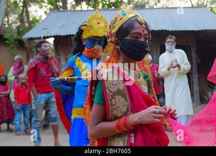 AGARTALA,TRIPURA,INDIEN,12-04-2020 : Volkskünstler führen die Rituale von Shiber Gajan durch, indem sie das Gesicht mit Tuch und Maske bedecken, während einer landesweiten, von der Regierung auferlegten Blockierung als vorbeugende Maßnahme gegen die COVID-19, in den Außenbezirken von Agartala, der Hauptstadt des nordöstlichen Bundesstaates Tripura, Indien. FOTO VON ABHISEK SAHA Stockfoto