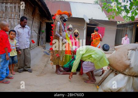 AGARTALA,TRIPURA,INDIEN,12-04-2020 : Volkskünstler führen die Rituale von Shiber Gajan durch, indem sie das Gesicht mit Tuch und Maske bedecken, während einer landesweiten, von der Regierung auferlegten Blockierung als vorbeugende Maßnahme gegen die COVID-19, in den Außenbezirken von Agartala, der Hauptstadt des nordöstlichen Bundesstaates Tripura, Indien. FOTO VON ABHISEK SAHA Stockfoto