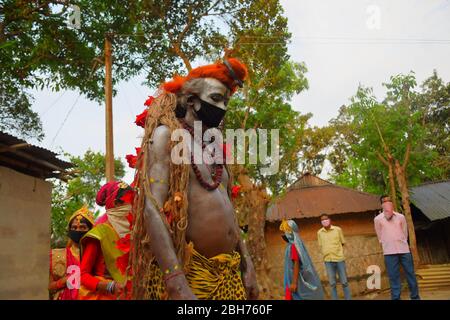 AGARTALA,TRIPURA,INDIEN,12-04-2020 : Volkskünstler führen die Rituale von Shiber Gajan durch, indem sie das Gesicht mit Tuch und Maske bedecken, während einer landesweiten, von der Regierung auferlegten Blockierung als vorbeugende Maßnahme gegen die COVID-19, in den Außenbezirken von Agartala, der Hauptstadt des nordöstlichen Bundesstaates Tripura, Indien. FOTO VON ABHISEK SAHA Stockfoto