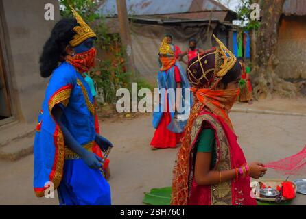 AGARTALA,TRIPURA,INDIEN,12-04-2020 : Volkskünstler führen die Rituale von Shiber Gajan durch, indem sie das Gesicht mit Tuch und Maske bedecken, während einer landesweiten, von der Regierung auferlegten Blockierung als vorbeugende Maßnahme gegen die COVID-19, in den Außenbezirken von Agartala, der Hauptstadt des nordöstlichen Bundesstaates Tripura, Indien. FOTO VON ABHISEK SAHA Stockfoto