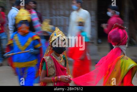 AGARTALA,TRIPURA,INDIEN,12-04-2020 : Volkskünstler führen die Rituale von Shiber Gajan durch, indem sie das Gesicht mit Tuch und Maske bedecken, während einer landesweiten, von der Regierung auferlegten Blockierung als vorbeugende Maßnahme gegen die COVID-19, in den Außenbezirken von Agartala, der Hauptstadt des nordöstlichen Bundesstaates Tripura, Indien. FOTO VON ABHISEK SAHA Stockfoto