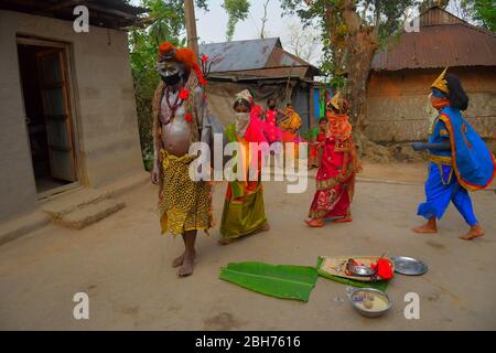 AGARTALA,TRIPURA,INDIEN,12-04-2020 : Volkskünstler führen die Rituale von Shiber Gajan durch, indem sie das Gesicht mit Tuch und Maske bedecken, während einer landesweiten, von der Regierung auferlegten Blockierung als vorbeugende Maßnahme gegen die COVID-19, in den Außenbezirken von Agartala, der Hauptstadt des nordöstlichen Bundesstaates Tripura, Indien. FOTO VON ABHISEK SAHA Stockfoto