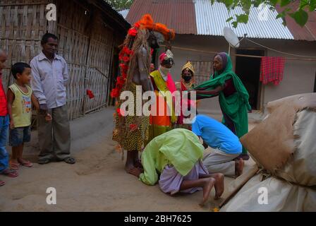 AGARTALA,TRIPURA,INDIEN,12-04-2020 : Volkskünstler führen die Rituale von Shiber Gajan durch, indem sie das Gesicht mit Tuch und Maske bedecken, während einer landesweiten, von der Regierung auferlegten Blockierung als vorbeugende Maßnahme gegen die COVID-19, in den Außenbezirken von Agartala, der Hauptstadt des nordöstlichen Bundesstaates Tripura, Indien. FOTO VON ABHISEK SAHA Stockfoto