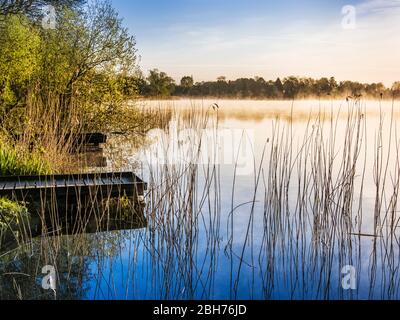 Angelpontons im Coate Water in Swindon. Stockfoto