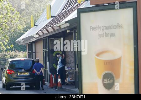 Leicester, Leicestershire, Großbritannien. April 2020. Ein Arbeiter stellt persönliche Schutzausrüstung auf, um einen Covid-19-Test bei einer McDonaldÕs-Durchfahrt während der Sperrung der Coronavirus-Pandemie durchzuführen. Credit Darren Staples/Alamy Live News. Stockfoto