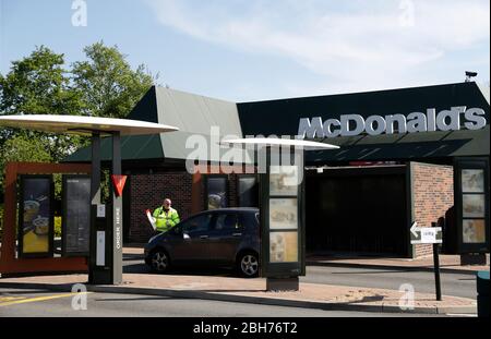 Leicester, Leicestershire, Großbritannien. April 2020. Ein Schlüsselarbeiter kommt für einen Covid-19-Test bei einer McDonaldÕs-Durchfahrt während der Sperrung der Coronavirus-Pandemie an. Credit Darren Staples/Alamy Live News. Stockfoto