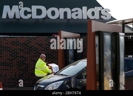 Leicester, Leicestershire, Großbritannien. April 2020. Ein Schlüsselarbeiter kommt für einen Covid-19-Test bei einer McDonaldÕs-Durchfahrt während der Sperrung der Coronavirus-Pandemie an. Credit Darren Staples/Alamy Live News. Stockfoto