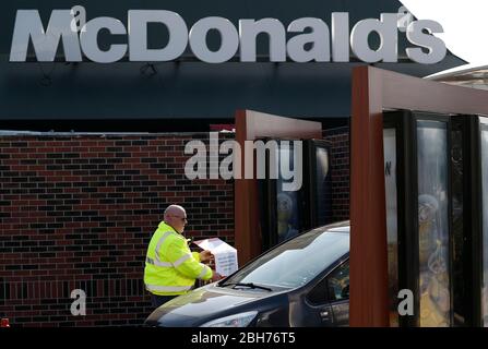 Leicester, Leicestershire, Großbritannien. April 2020. Ein Schlüsselarbeiter kommt für einen Covid-19-Test bei einer McDonaldÕs-Durchfahrt während der Sperrung der Coronavirus-Pandemie an. Credit Darren Staples/Alamy Live News. Stockfoto