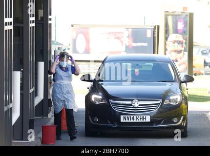 Leicester, Leicestershire, Großbritannien. April 2020. Ein Arbeiter stellt persönliche Schutzausrüstung auf, um einen Covid-19-Test bei einer McDonaldÕs-Durchfahrt während der Sperrung der Coronavirus-Pandemie durchzuführen. Credit Darren Staples/Alamy Live News. Stockfoto