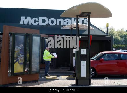 Leicester, Leicestershire, Großbritannien. April 2020. Ein Schlüsselarbeiter kommt für einen Covid-19-Test bei einer McDonaldÕs-Durchfahrt während der Sperrung der Coronavirus-Pandemie an. Credit Darren Staples/Alamy Live News. Stockfoto