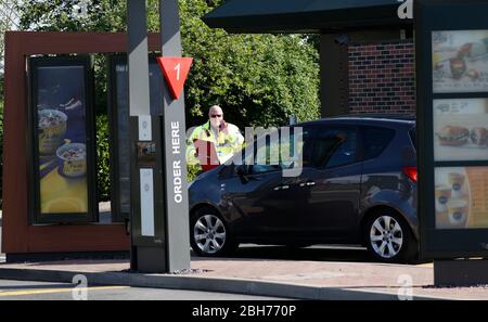 Leicester, Leicestershire, Großbritannien. April 2020. Ein Schlüsselarbeiter kommt für einen Covid-19-Test bei einer McDonaldÕs-Durchfahrt während der Sperrung der Coronavirus-Pandemie an. Credit Darren Staples/Alamy Live News. Stockfoto