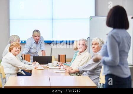 Dozent mit einer Gruppe von Senioren in einem VHS-Kurs für Weiterbildung im Alter Stockfoto