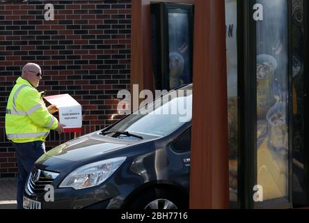 Leicester, Leicestershire, Großbritannien. April 2020. Ein Schlüsselarbeiter kommt für einen Covid-19-Test bei einer McDonaldÕs-Durchfahrt während der Sperrung der Coronavirus-Pandemie an. Credit Darren Staples/Alamy Live News. Stockfoto