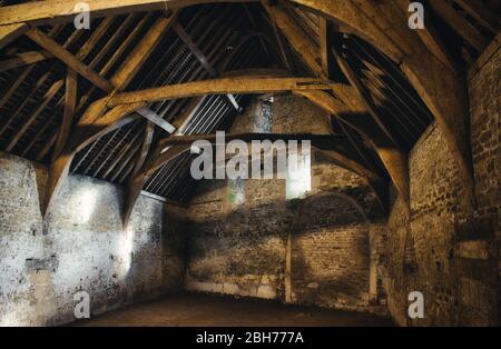 Interieur einer alten mittelalterlichen Scheune in einem typischen Dorf in England