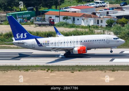 Skiathos, Griechenland – 27. Juli 2019: SAS - Scandinavian Airlines Boeing 737-700 Flugzeug auf Skiathos Flughafen (JSI) in Griechenland. Stockfoto