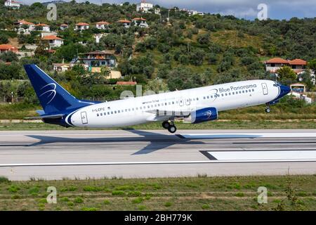 Skiathos, Griechenland – 27. Juli 2019: Blaues Panorama Boeing 737-800 Flugzeug am Skiathos Flughafen (JSI) in Griechenland. Stockfoto