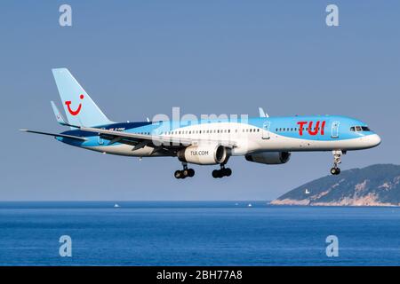 Skiathos, Griechenland - August 2, 2019: TUI Boeing757-200 Flugzeug am Flughafen Skiathos (Jsi) in Griechenland. Stockfoto