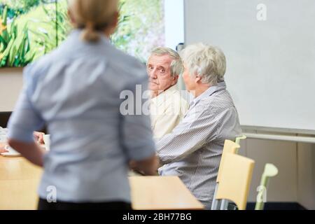 Senior Gruppe und Dozent in einem Erwachsenenbildungskurs an der VHS Stockfoto