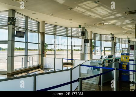 Zadar, Kroatien, August 2019 Leere Abflugschalter und -Gates auf dem internationalen Flughafen Zadar aufgrund von Coronavirus-Pandemien und Flugbeschränkungen Stockfoto