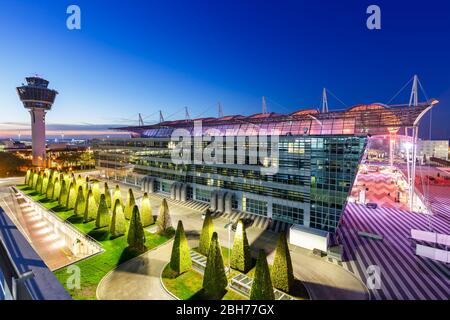 München, Deutschland – 26. Oktober 2019: München Airport Center MAC und Tower am Flughafen München (MUC) in Deutschland. Stockfoto