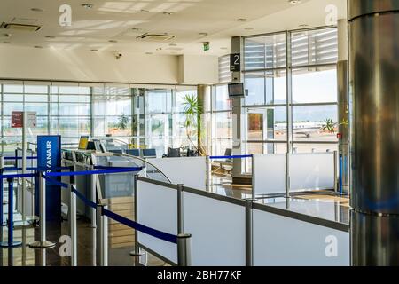 Zadar, Kroatien, August 2019 Leere Abflugschalter und -Gates auf dem internationalen Flughafen Zadar aufgrund von Coronavirus-Pandemien und Flugbeschränkungen Stockfoto