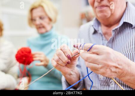 Senioren mit Stricken beim Häkeln als Hobby in der Seniorenversammlung oder Bastelkurs Stockfoto