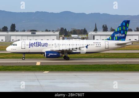 San Jose, Kalifornien – 11. April 2019: JetBlue Airbus A320-Flugzeug am Flughafen San Jose (SJC) in Kalifornien. Stockfoto