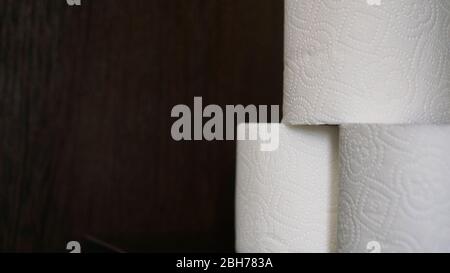 Toilettenpapier ist als ein muss in der Krise. Gewebe rollt auf dunklem Hintergrund für Copyspace Stockfoto