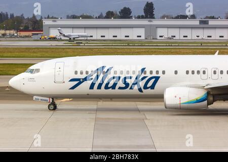 San Jose, Kalifornien – 11. April 2019: Alaska Airlines Boeing 737-900ER Flugzeug am San Jose Flughafen (SJC) in Kalifornien. Stockfoto