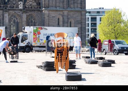 Deutschland, Magdeburg, 24. April 2020: In Magdeburg haben die Restaurantbesitzer 1000 Stühle auf dem Domplatz aufgestellt. Sie protestieren gegen die Abschaltung. Die Krise in Corona droht den Tod von Kneipen und Restaurants in Deutschland. Kredit: Mattis Kaminer/Alamy Live News Stockfoto