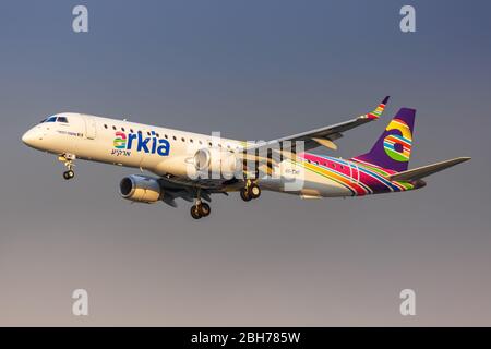 Tel Aviv, Israel - 23. Februar 2019: Arkia Embraer 195 Flugzeug am Flughafen Tel Aviv (TLV) in Israel. Stockfoto