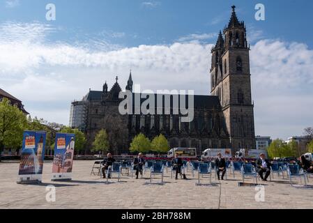 Deutschland, Magdeburg, 24. April 2020: In Magdeburg haben die Restaurantbesitzer 1000 Stühle auf dem Domplatz aufgestellt. Sie protestieren gegen die Abschaltung. Die Krise in Corona droht den Tod von Kneipen und Restaurants in Deutschland. Kredit: Mattis Kaminer/Alamy Live News Stockfoto